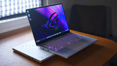 Dwie z sześciu jednostek SKU 2024 Asus ROG Zephyrus G14 są już dostępne w sprzedaży (źródło obrazu: NotebookcheckReviews na YouTube)