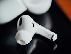Słuchawki AirPods Pro nowej generacji Apple będą wyposażone w dwie kamery.