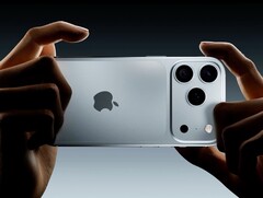 Apple iPhone 17 Pro może całkowicie obejść się bez gniazda na kartę SIM. (Źródło obrazu: AppleTrack)