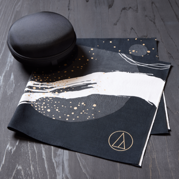 Tylko 200 losowo wybranych właścicieli słuchawek Audio-Technica ATH-M50x ENSO otrzyma etui ENSO i barwioną w Kyoto tkaninę furoshiki. (Źródło zdjęcia: Audio-Technica)