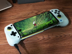 Wersja 5.0 GameHub wprowadza również ulepszenia wydajności. Na zdjęciu: Hollow Knight: Silksong działający na telefonie Android. (Źródło obrazu: GameSir i Steam - edytowane)