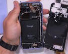 Wymiana baterii w Google Pixel 9a - demontaż