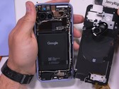 Wymiana baterii w Google Pixel 9a - demontaż