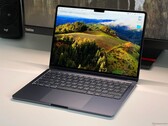 Porównanie Microsoftu do MacBooka Air nie jest do końca uczciwe (źródło obrazu: Notebookcheck)