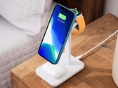 Apple iPhone 13 i iPhone 14 ładują się teraz również za pomocą ładowarek Qi2 o mocy 15 W. (Zdjęcie: Twelve South)