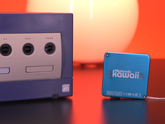 Zrzut ekranu przedstawiający Nintendo Gamecube obok małego breloczka do kluczy Nintendo Kawaii Wii
