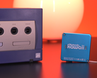 Zrzut ekranu przedstawiający Nintendo Gamecube obok małego breloczka do kluczy Nintendo Kawaii Wii