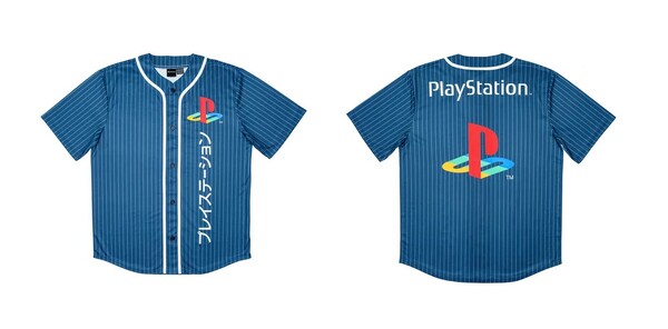 Koszulka PlayStation ma słowo PlayStation zapisane w sylabariuszu Katakana. (Źródło obrazu: PlayStation)