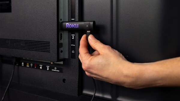 Odtwarzacze Roku Streaming Stick 2025 mają smukłą konstrukcję i mogą być zasilane przez port USB telewizora. (Źródło obrazu: Roku)
