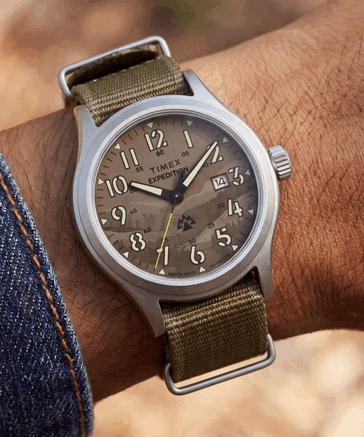 Model Timex TW2Y89500 jest wyposażony w tarczę w kolorze jasnobrązowym z motywem kamuflażu