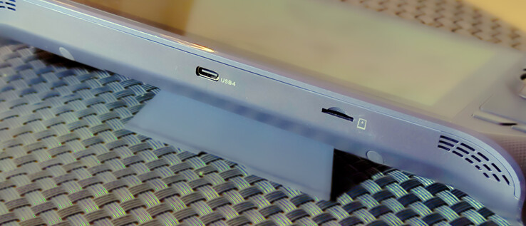 Dół: USB 4 i microSD