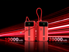 Dwa czerwone powerbanki Honor Life z wbudowanymi wyświetlaczami i dołączonymi kablami USB-C