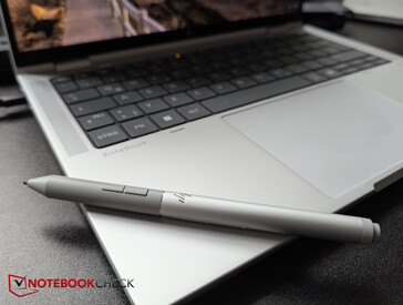 HP Active Pen G3 spoczywa magnetycznie na podpórce pod nadgarstki
