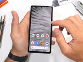 Pixel 7a dobrze znosi zarysowania, przypalenia i wygięcia. (Źródło obrazu: JerryRigEverything)