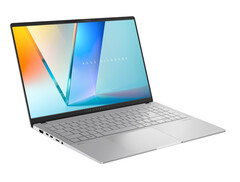 Wygląda na to, że istnieje spora przepaść cenowa między wersjami Vivobook S 15 OLED z procesorami AMD i Qualcomm. (Źródło zdjęcia: ASUS)