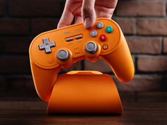Nowa wersja 8BitDo Pro 3 charakteryzuje się szczególnie przyciągającym wzrok wykończeniem. (Źródło zdjęcia: 8BitDo)