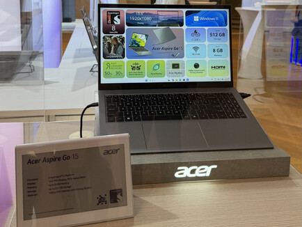 Widok laptopa z przodu