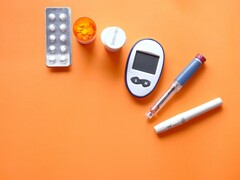 Pióro insulinowe, narzędzia do pomiaru cukrzycy i niektóre leki (źródło zdjęcia: Towfiqu barbhuiya via Unsplash; przycięte)