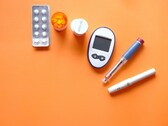 Pióro insulinowe, narzędzia do pomiaru cukrzycy i niektóre leki (źródło zdjęcia: Towfiqu barbhuiya via Unsplash; przycięte)