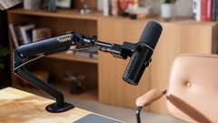 Mikrofon Maono PD500W może służyć jako mikrofon przewodowy lub bezprzewodowy do transmisji na żywo z laptopa lub telefonu.