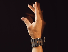 Nowa opaska sEMG-RD firmy Meta. Pełna kontrola za pomocą machnięcia ręką - przyszłość wearables? (Źródło zdjęcia: Meta, edytowane)