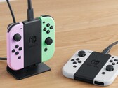 Podstawka ładująca Joy-Con może być używana pionowo lub położona płasko na stole. (Źródło obrazu: Nintendo)