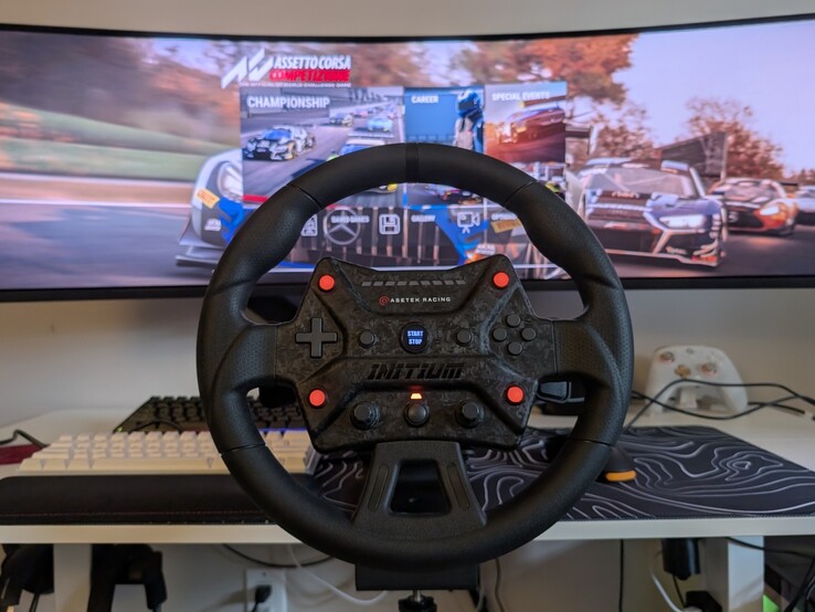 Kierownica Asetek Initium z Assetto Corsa Competizione na PC.