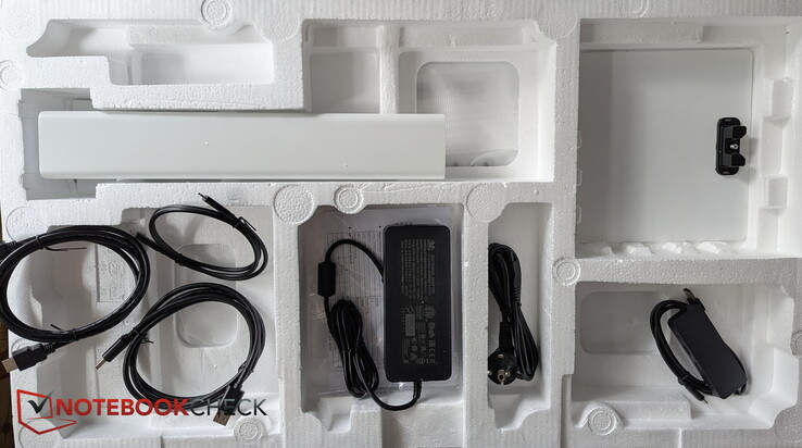 Kable (HDMI, DP, USB-C), zasilacz sieciowy, podstawka i koncentrator USB
