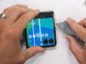 Razr Plus. (Źródło: JerryRigEverything via YouTube)