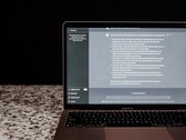 Laptop z otwartym oknem czatu opartego na sztucznej inteligencji na ciemnym tle; zdjęcie stockowe przedstawiające lokalną sztuczną inteligencję bez wykorzystania chmury.