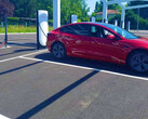 Tesla na nowej stacji V4 Supercharger (zdjęcie: Alexandre Druliolle)