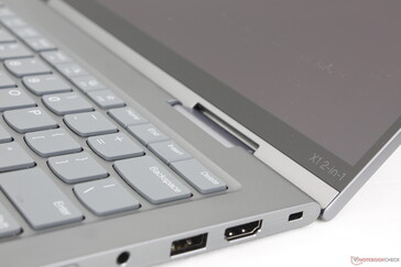 Przycisk zasilania znajduje się wzdłuż krawędzi, w przeciwieństwie do większości innych laptopów