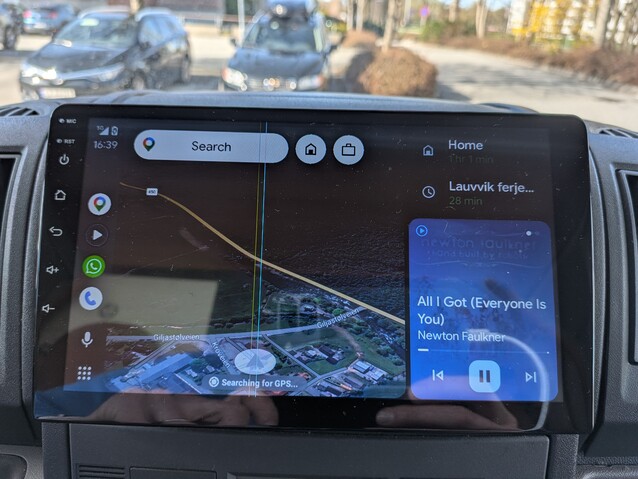 Ze względu na wyłączone przetwarzanie urządzenia, Android Auto i Apple CarPlay działają dobrze, wszystko inne w systemie jest boleśnie powolne.