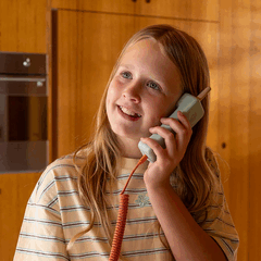 Bezprzewodowy telefon Waffle Home dla dzieci umożliwia połączenia wyłącznie z wyznaczonymi zaufanymi kontaktami.