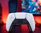 Kontroler DualSense do PS5 widoczny przed monitorem komputera
