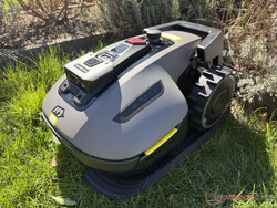 Mammotion Yuka Mini 800 w stacji ładującej