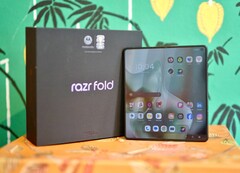 Motorola Razr Fold jest wyposażona w wyświetlacz OLED zarówno po stronie wewnętrznej, jak i zewnętrznej. Czy są one wolne od migotania?