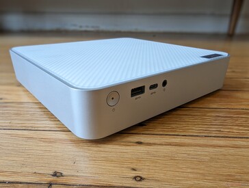 Przód: USB-A 3.2 Gen. 2, USB-C 3.2 Gen. 2, zestaw słuchawkowy 3,5 mm