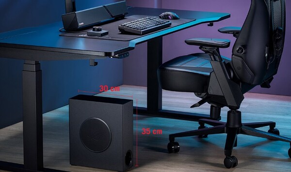 Subwoofer jest na tyle mały, że zmieści się pod biurkiem, a nawet na nim.