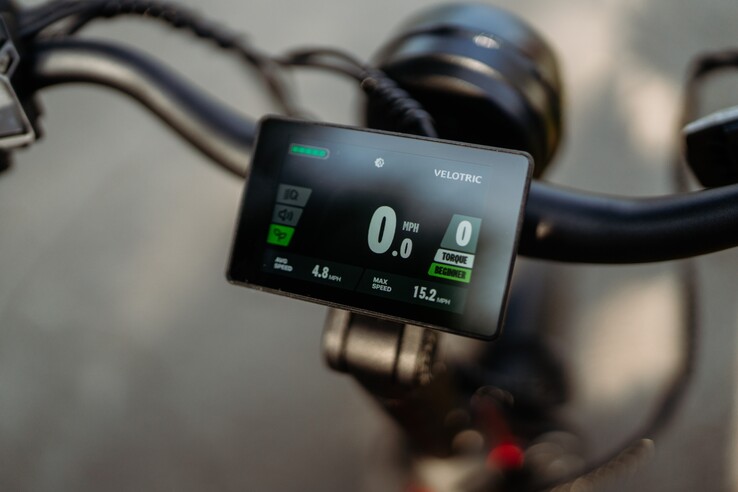 Velotric Triker e-trike ma 3,5-calowy, kolorowy wyświetlacz LCD zamontowany na środku (źródło zdjęcia: Velotric)