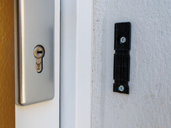 Płyta montażowa może być przyklejona lub przykręcona.