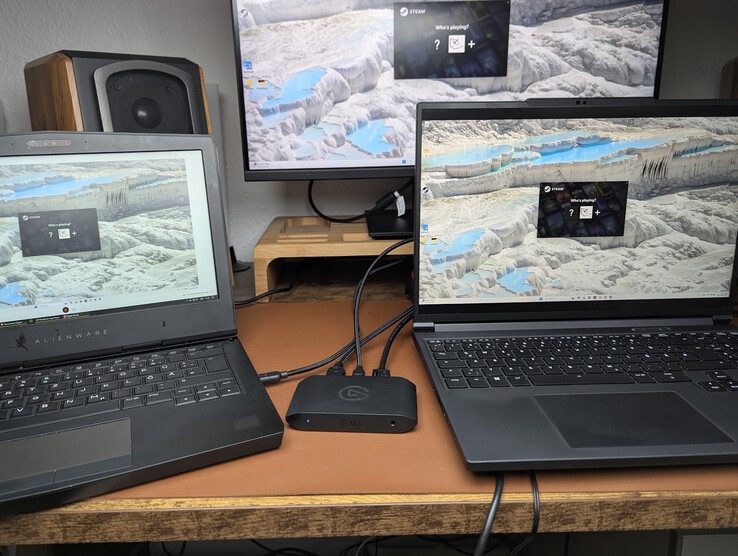 Po lewej: Capture PC (Elgato Studio); po prawej: Gaming PC; powyżej: monitor zewnętrzny