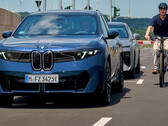 BMW Neue Klasse: Aktywna ochrona rowerzystów. Elektroniczna blokada drzwi uniemożliwia pasażerom otwarcie drzwi, gdy zbliża się rowerzysta.