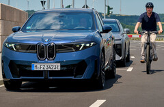 BMW Neue Klasse: Aktywna ochrona rowerzystów. Elektroniczna blokada drzwi uniemożliwia pasażerom otwarcie drzwi, gdy zbliża się rowerzysta.