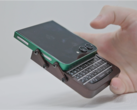 Galaxy Z Flip 5 z niestandardowym etui i klawiaturą BlackBerry w dłoni