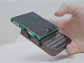 Galaxy Z Flip 5 z niestandardowym etui i klawiaturą BlackBerry w dłoni