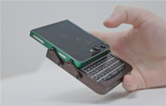 Galaxy Z Flip 5 z niestandardowym etui i klawiaturą BlackBerry w dłoni