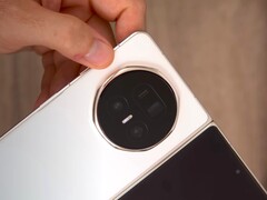 Niektórzy YouTuberzy już testują Honor Magic V5. Uwzględniono również porównania z Magic V3 i Oppo Find N5. (Źródło obrazu: Tech Tablets)
