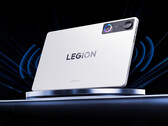 Lenovo prezentuje dwie funkcje oparte na sztucznej inteligencji dla Legion Y700 Gen 5. Na zdjęciu: tablet do gier w kolorze białym.
