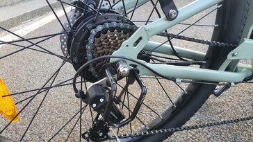 7-biegowa przerzutka Shimano Entry - test roweru elektrycznego Touroll B2